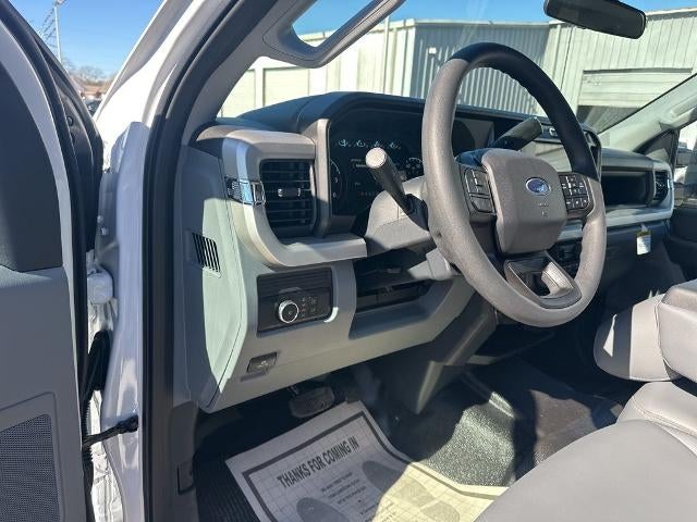 2026 Ford Super Duty F-350 DRW XL 4WD Crew Cab 179" WB 60" CA