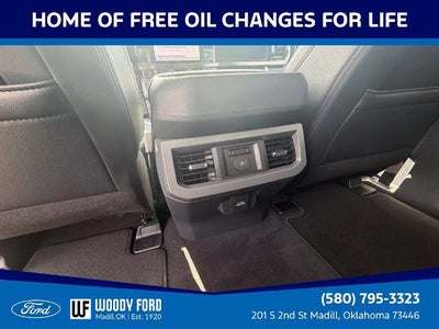 2027 Ford Super Duty F-350 DRW LARIAT 4WD Crew Cab 8' Box