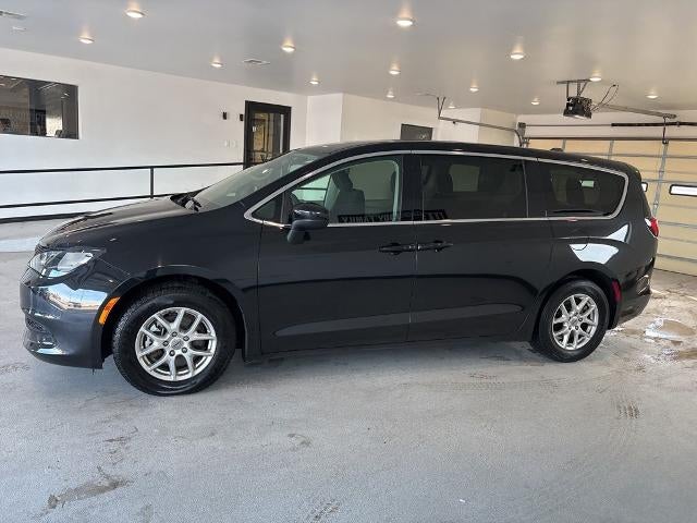 2023 Chrysler Voyager LX FWD