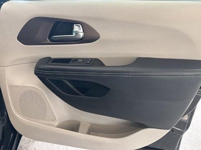 2023 Chrysler Voyager LX FWD