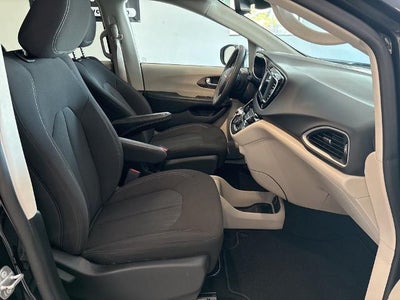 2023 Chrysler Voyager LX FWD