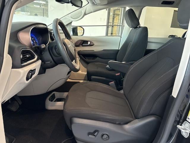 2023 Chrysler Voyager LX FWD