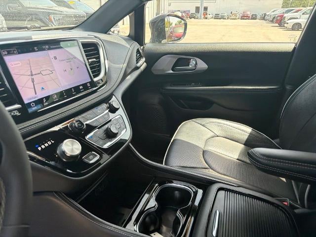 2025 Chrysler Pacifica Limited FWD