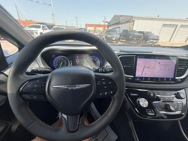 2025 Chrysler Pacifica Limited FWD