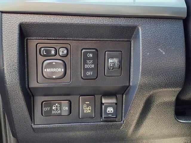 2017 Toyota Tundra 4WD 4WD Platinum CrewMax 5.5' Bed 5.7L (Natl)